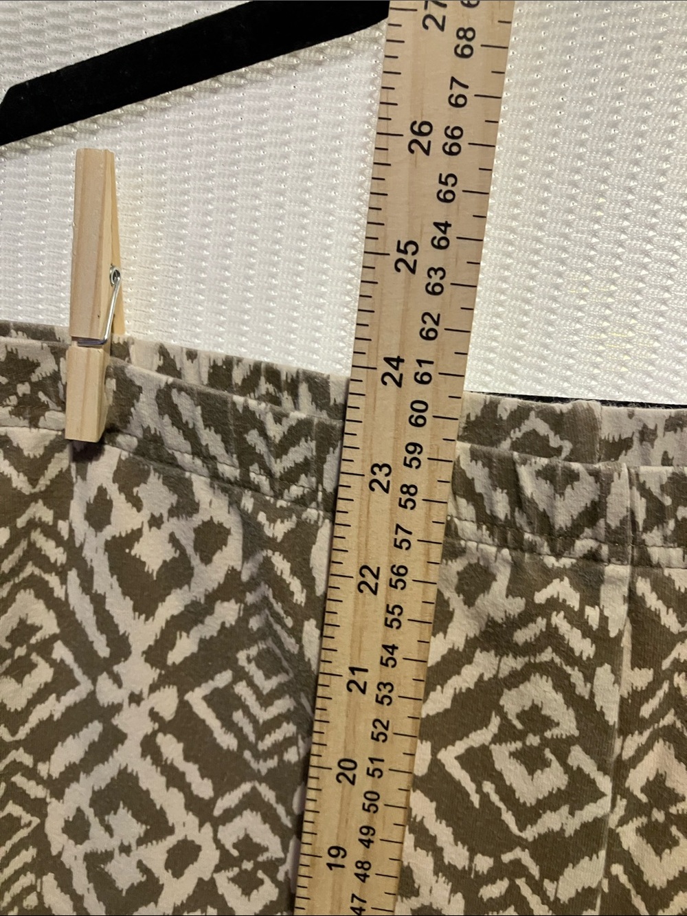 Women with Control Olive and Cream Geometric Cropped Pants - Picture 6 of 9